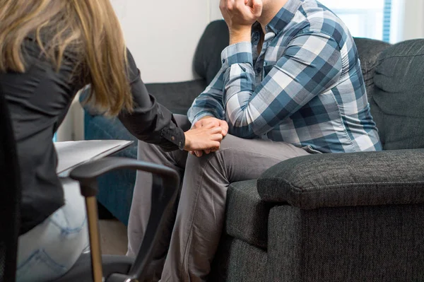 Werkgever Troostend Werklozen Niet Gehuurde Mannelijke Kandidaat Mislukte Sollicitatiegesprek Therapeut — Stockfoto