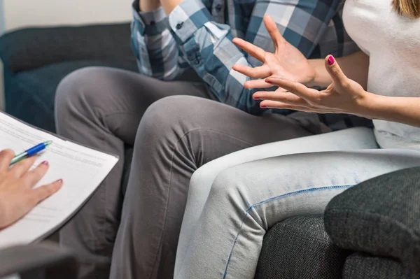 Pareja Peleando Terapia Consejería Matrimonial Hombre Mujer Sentados Sofá Esposa — Foto de Stock