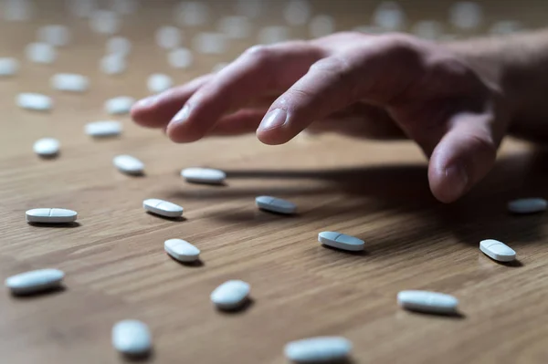 Drugsverslaafde Met Ontwenningsverschijnselen Veel Pillen Verdieping Met Hand Reiken Drugs — Stockfoto