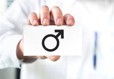 Erkek Sağlık kavramı. Kartvizit adam simgesiyle tutan doktor. Ürolog veya uzman.