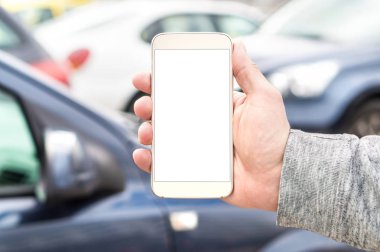 Boş boş beyaz ekran ile Smartphone tutan adam. Birçok otomobil veya arka plan trafikte. Cep telefonu elinde. Navigasyon, Park veya yolculuk payı app. ulaşım akıllı uygulama için şablon.
