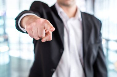 Sipariş veren veya çalışan ateş patron. Güçlü iş parmak adam işaretleme kamerasıyla. Kızgın icra veya Yöneticisi. Güçlü liderlik, sıkı disiplin, işyerinde zorbalık veya iş yerinde kavga.