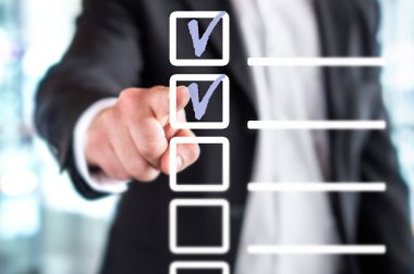 İş adamı kontrol listesi ile ve yapılacaklar listesi. Yazma ve çizme v giriş onay işaretleri el ve parmak ile kare kutusuna dostum. Proje yönetimi, planlama ve tamamlanan görevler kavramının skor tutmak.
