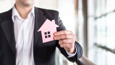 Mimarı, bankacı, emlakçı, Ajan, işadamı ya da kağıt ev tutan Aracısı. Gayrimenkul veya mimarlık iş. Kiralık Daire, ipotek, banka kredisi, ev veya sigorta kavramı satın alma.