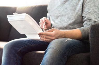 Adam almak dış kutusunda kanepede ev hızlı yemek yeme. Çince veya abur cubur restoran yemek yemekten. Zevk Kebap veya salata adam.