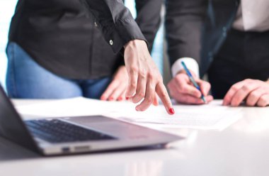 Tartışma iş adamları. Profesyonel kadın ve erkek birlikte ofisinde çalışıyor. Danışman ve talimatlar vermek danışman. Mali satış raporu belge masaya gösteren kişi.