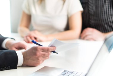 İki toplantı ile hukuk danışmanı, emlakçı, işadamı ya da bankacı mı. Erkek ve kadın için tavsiye ya da danışman gösteren belge veya anlaşma veren avukat. Sigorta veya kağıt Kiralama Araba.