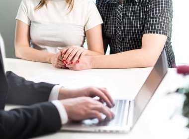 Çift ellerimi ile dizüstü bilgisayar kullanan profesyonel adam toplantıda. Evlat edinme istişare, doğurganlık kliniği veya finansal. Gelecek planlama veya yatırım. Evlilik danışmanlığı veya tedavisi.