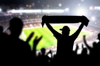 Kalabalık ve fanlar futbol stadyumu. İnsanlar futbol maçında. Gol kutluyor ve mal eşarp favori kulüp ve takımı maçta tutan kişi. Mutlu canlı spor siluet seyirci tezahürat.