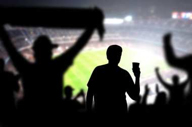Futbol fanatiği kalabalık stadyum içinde bira içme. Futbol izleyici bir oyun olarak alkol içecek olan adam. Pint tutarak. Sarhoş kişi canlı spor olay. Siluet insanlar izlerken maç arenada.