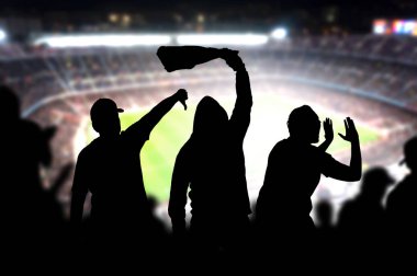 Oyun futbol holiganlar. Kızgın futbol hayranları bağırarak ve kalabalıkta booing. Takım taraftarları kaybetmekten deli ettin. Öfkeli siluet insanlar şikayet ve hakem tarafından yapılan bir hata protesto.