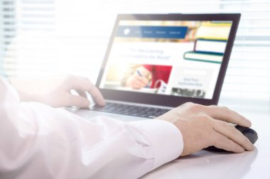 Web tasarımcı test veya yeni Web sitesi tasarımı. Yeni Web sitesi düzeni dizüstü bilgisayar ekranında. Yaratıcı pazarlama ve iletişim ajansı ofisinde çalışan profesyonel adam. Kullanıcı arabirimi ve duyarlı sayfa.