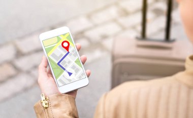 Cep telefonu harita uygulaması ile gezinme kadın. Turist rota smartphone ekran üzerinde yürüme. Hedef veya otel tatile bulmak için Gps kullanarak Bagaj ile seyahat.