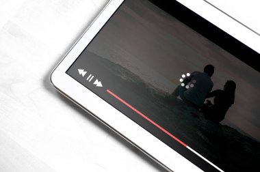 Yavaş internet bağlantısı. Kötü online film akarsu hizmet. Videoda haddeleme simgesi yükleniyor. Film oyuncu durdu ve tampon. Wifi ile sorun.