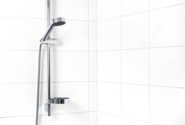Beyaz duvar karoları ile modern duş. Basit şık İskandinav ev iç tasarım. Temiz banyo.
