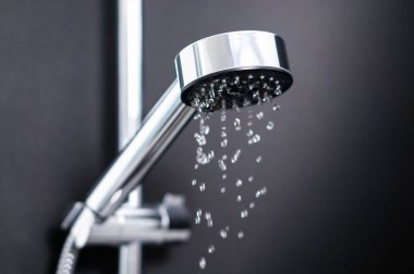 Dönüm kapalı veya akan suyun duş. Son veya ilk damla sıçrama musluk. Su tüketimi, bill, kaydetme, sıkıntısı ve ekoloji kavramı. Damlama duş.