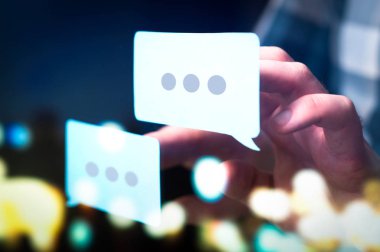 İletişim, iletişim, bir online forum ve Internet sohbet kavramı üzerinde konuşma. İş adamı veya konuşma balonları içinde futuristik modern soyut yer tutan sosyal medya Danışmanı.