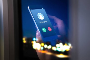 Gecenin bir yarısı bilinmeyen bir numara arıyor. Yabancıdan telefon var. Cep telefonu ve akıllı telefonu eve geç gelen kişi.