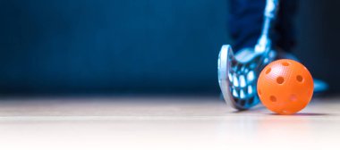 Floorball afiş ile topu, sopa ve oyuncu. Kat hokey kavramı. Negatif kopya alanı.