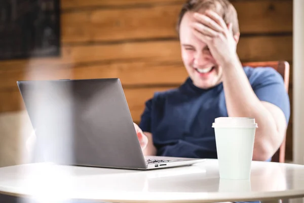 Man Lachen Tijdens Het Gebruik Van Laptop Gelukkig Glimlachende Man — Stockfoto