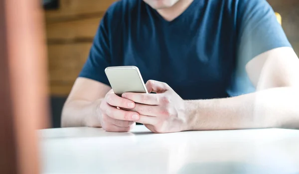 Joven Hombre Mensajes Texto Con Smartphone Tipo Usando Teléfono Móvil — Foto de Stock