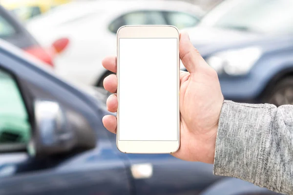 Homem Segurando Smartphone Com Tela Branca Vazia Muitos Carros Tráfego — Fotografia de Stock