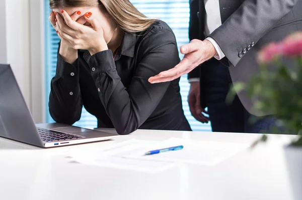 Boos Vrouw Huilen Kantoor Ontslagen Van Werk Zakenman Werkgever Zich — Stockfoto