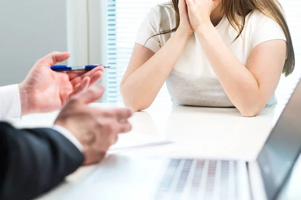 Despidieron Una Joven Del Trabajo Oficina Jefe Quejándose Dando Retroalimentación —  Fotos de Stock