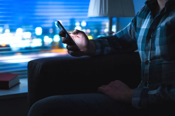Člověk Používající Mobilní Telefon Domů Pozdě Noci Chlap Hledá Zprávy — Stock fotografie