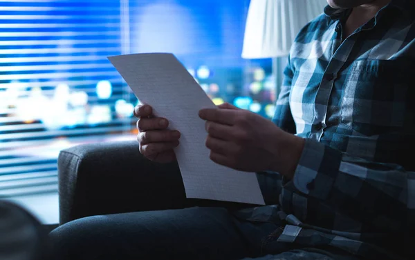 Man Leest Brief Donker Nachts Persoon Schrijven Van Notitie Schaduwen — Stockfoto