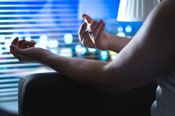 Viciado Heroína Usando Drogas Com Agulha Injeção Seringa Escuro Drogado — Fotografia de Stock