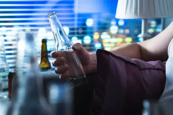 Homem Com Problemas Bebida Noite Alcoólico Sentado Sofá Uma Pessoa — Fotografia de Stock