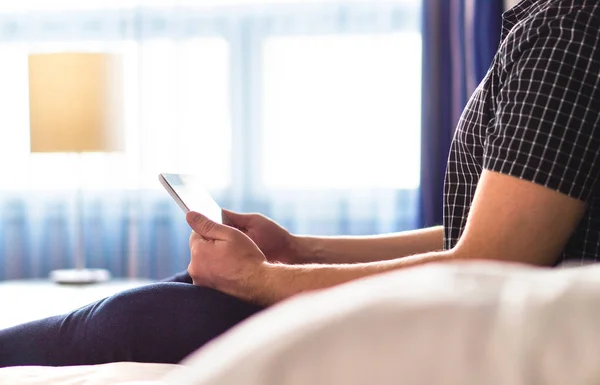 Man Met Behulp Van Tablet Lezen Van Online Nieuws Elektronische — Stockfoto