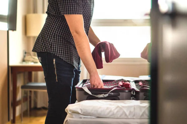 Adam Ambalaj Bavul Tatil Için Otel Oda Veya Yatak Odasında — Stok fotoğraf