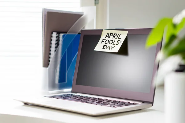 Aprilscherz am Laptop bei der Arbeit. Gelbe Haftnotiz am Computer im Büro. — Stockbild Aprilscherz Laptop Bei Der Arbeit Gelbe Haftnotiz Computer Büro — Stockfoto