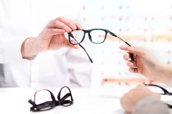 Opticien Nieuwe Bril Aan Klant Geven Voor Het Testen Proberen — Stockfoto