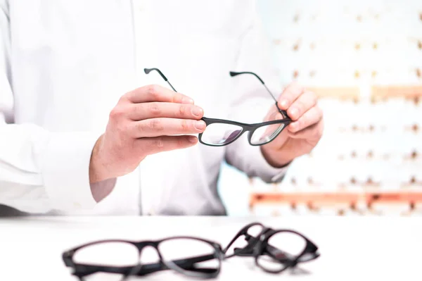 Óptico Tienda Sosteniendo Vasos Médico Ocular Con Lentes Optometrista Profesional — Foto de Stock