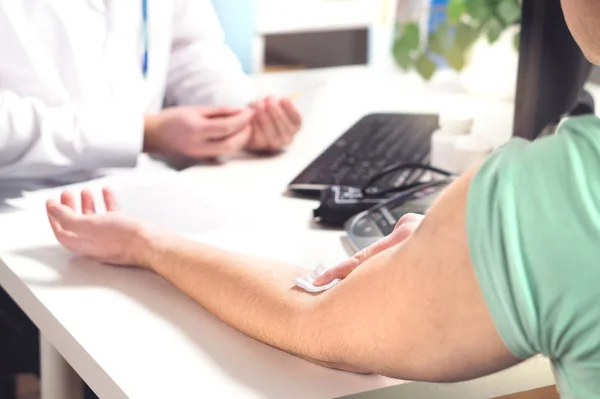 Análise Sangue Amostra Conceito Doação Médico Com Paciente Consultório Hospitalar — Fotografia de Stock