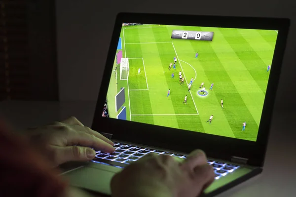 Футбол Футбол Видеоигры Ноутбуке Молодой Человек Играет Компьютером Концепция Онлайн — стоковое фото