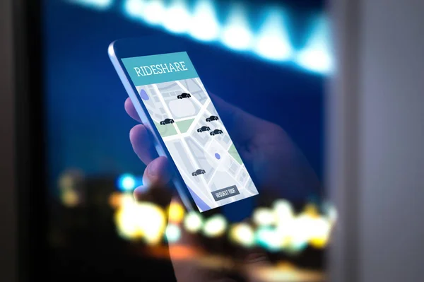 共有し 自動車の相乗り通勤のモバイル アプリケーションに乗る スマート フォンの画面に相乗りタクシー アプリ モダンなオンラインの人々 と通勤輸送サービス夜遅く電話を保持している男 街の灯 — ストック写真