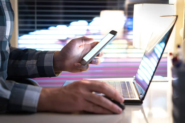 Homem Usando Smartphone Laptop Tarde Noite Empreendedor Empresário Escritório Trabalho — Fotografia de Stock