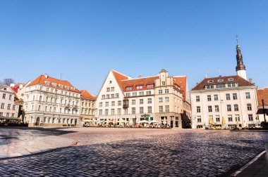 Tallinn, Estonya Town Hall Meydanı (Raekoja Plats). Restoranlar ve kafeler ile yaz güzel eski kasaba görünümünde.