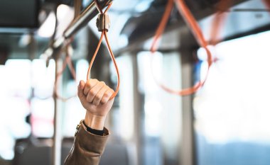 Tramvay, tren, otobüs veya metro kolu tutan el. Toplu ulaşım ayakta yolcu. Commuting kişi. İşe yarayacak banliyö.