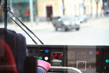 Tramvay sürücüsü tren kontrol. Kişi bir tramvay caddede sürüş. Kokpit ve trafik kontrol paneli ile otomobil penceresinde görüntüleyin. Şehirde toplu ulaşım.