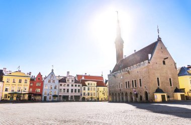 Şehir meydanındaki Tallinn eski kasaba manzarası (Raekoja Plats). Yazın güzel başkenti Estonya.