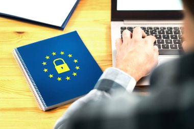 Gdpr (genel veri koruma yönetmeliği) kavramı. Dizüstü bilgisayar ile bir e-posta yazmak iş adamı. Defter ile Avrupa Birliği (AB) bayrak logo ve kilit simgesi resepsiyon ve masa. Bilgisayar kullanarak girişimci.