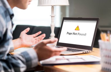 Sayfa bulunamadı ve hata laptop. Kötü ya da yavaş internet bağlantısı. Sinirli adam yayılan ev ofis büro eller. Kırık bilgisayar çalışmıyor. Online bilgi sorun. Web sitesi uyarı simgesi.