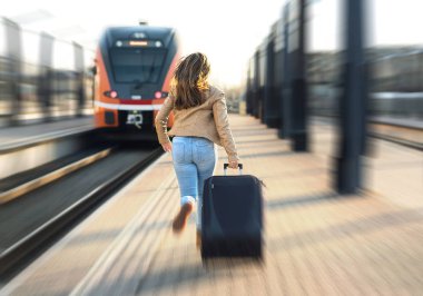 Tren geç gelen kadın. Çalışan ve bırakarak takip turistik Tren İstasyonu içinde. Bavul platformunda çekerek stres insan. Almak için acele.