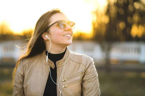Молода Леді Слухає Музику Маленькими Білими Навушниками Щаслива Усміхнена Жінка — стокове фото
