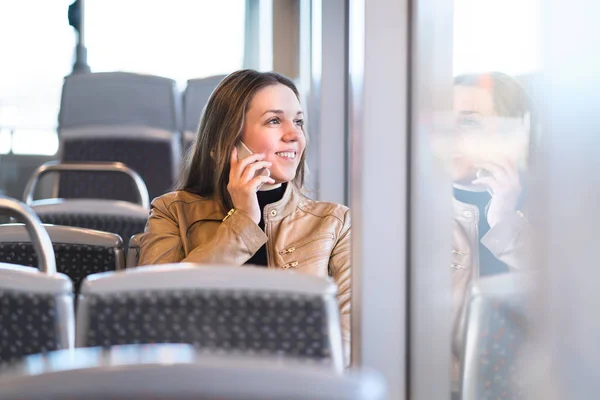 Женщина Разговаривает Телефону Время Езды Автобусе Поезде Метро Метро Счастливая — стоковое фото